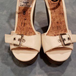 NWT Guess White Platform Sandals Size 8